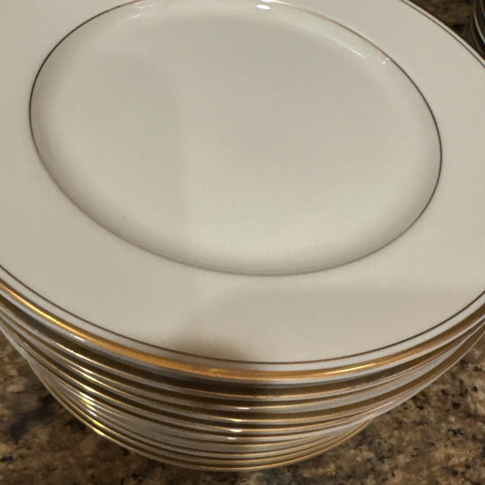 Mikasa Trousdale Ivory China con ajuste de lugar con adornos dorados, plato y bote de salsa Foto 3 de 4