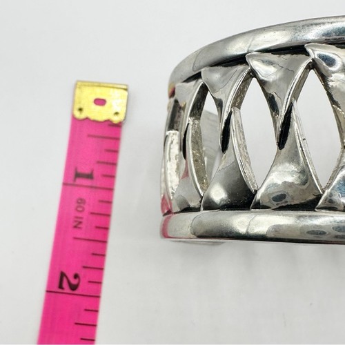 Pulsera brazalete listones retorcidos individuales onda de choque joyería tono plata Lia Sophia - Imagen 5 de 9