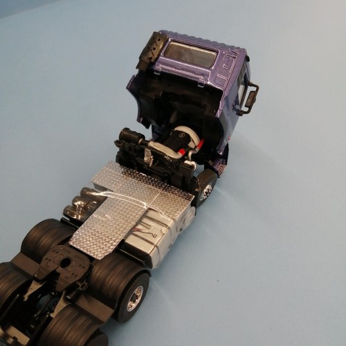 UD TRUCKS 1/50 QUON Dark Blue - Picture 11 of 19