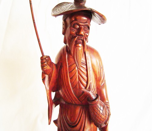 Hand Carved figure of a Chinese Fisherman Circa 1920 - Picture 2 of 3
