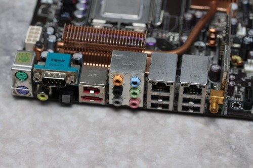 LGA775 ASUS P5B Deluxe Intel P965 chipset MoBo with CPU C2Q Q6600 - 第 8/17 張圖片