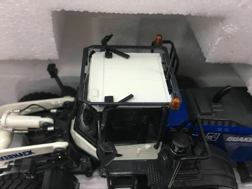 Universal Hobbies UH8116 Quakernack Wheel Loader 1/50 Scale New in Original Box - Image 4 of 4