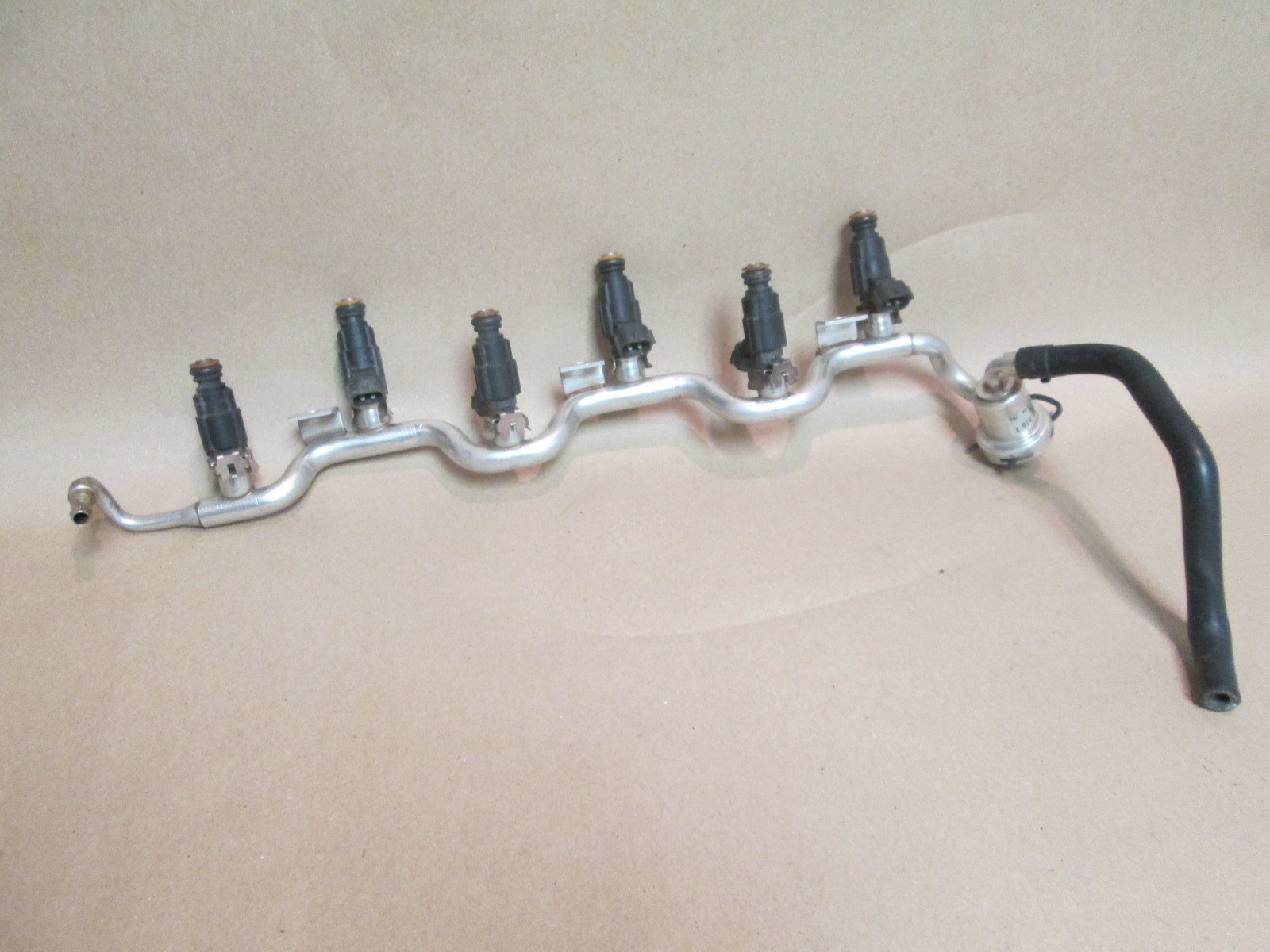 Bentley Continental GT 05  LH  Fuel Injector Rail / Tube w/ Injectors 07C133316T