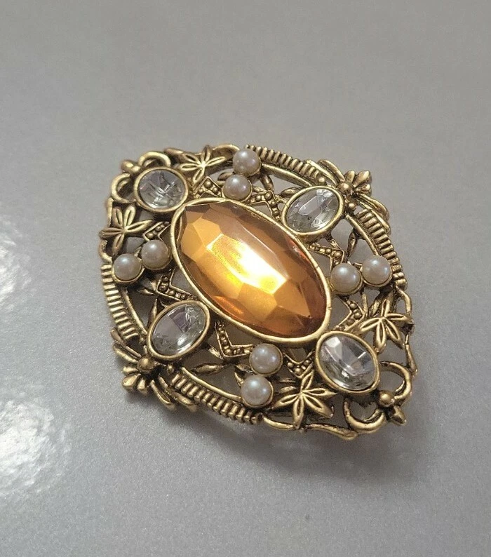 VINTAGE AVON FILIGREE FANTASY PIN PENDANT AMBER PEARLS CRYSTALS 1995 - Image 4 of 4