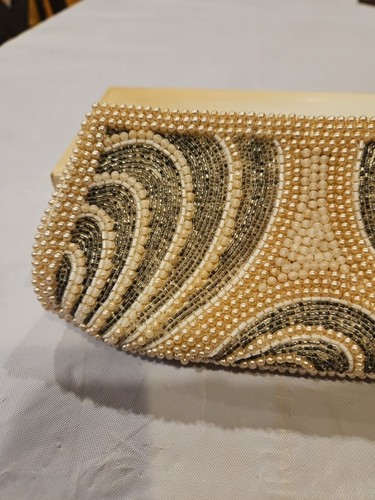 Vintage Perlen Clutch/Handtasche beige mit weißen & perlmuttfarbenen Rocailles Made in Japan - Bild 8 von 16
