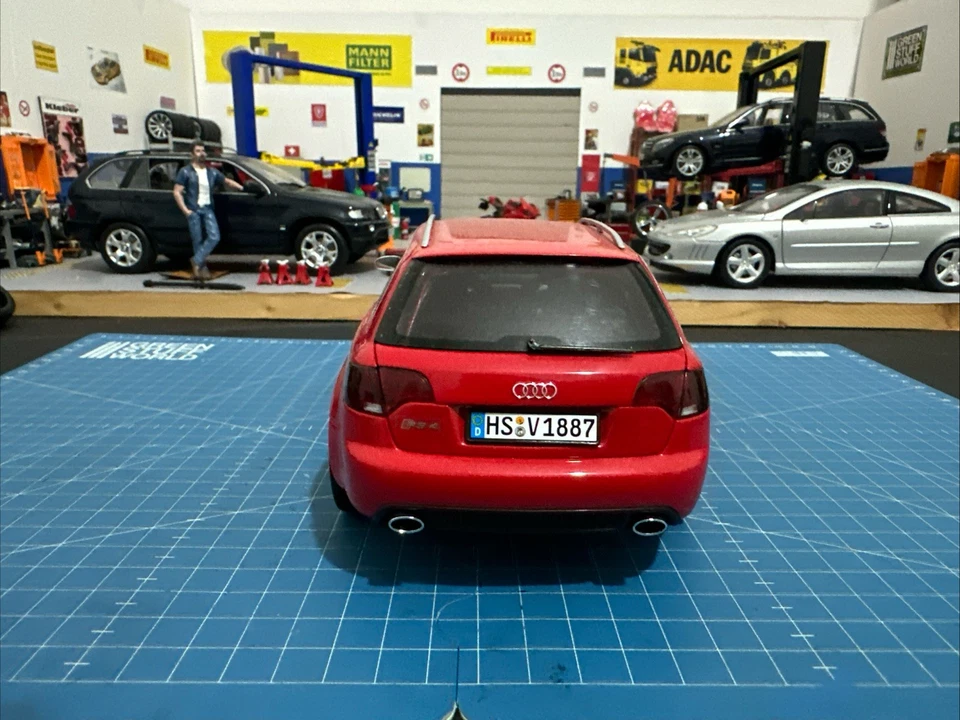 Audi RS 4 Avant 2006 - MINICHAMPS 1:18 Rossa - Immagine 3 di 4