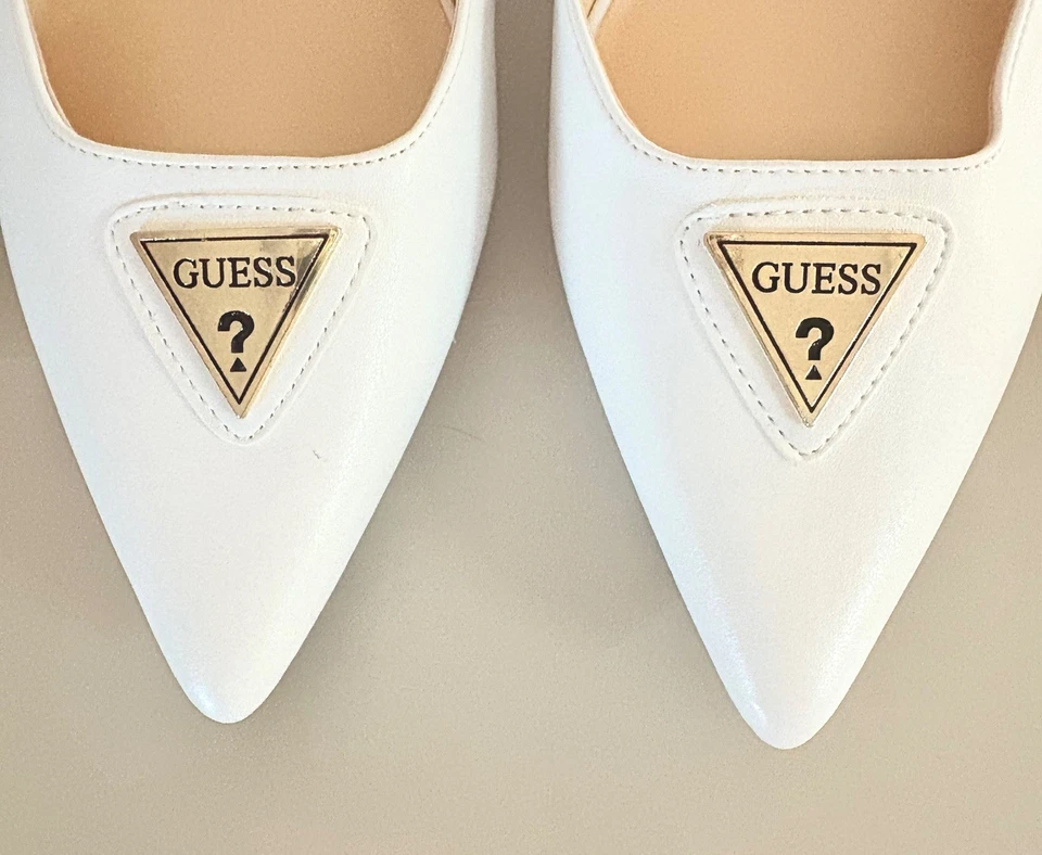Zapatos de salón Guess de cuero sintético blancos para mujer talla 9M Foto 2 de 4