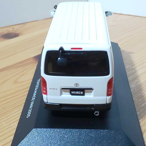 Kyosho 1/43 J Collection Hiace Van 2005 White Panel Correction - Picture 9 of 10