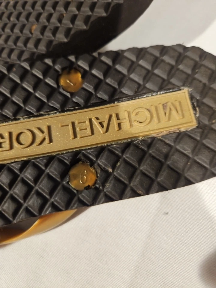Sandalias chanclas Michael Kors para mujer Jet Set negras doradas con estampado de firma talla 6 Foto 4 de 4