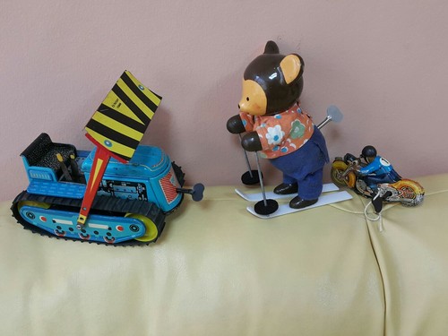 VINTAGE TOY BEARS ICE SKATING SKI CHAMPS WIND UP ORIG. KEY + BOX LEMEZ HUNGARY - Picture 7 of 12