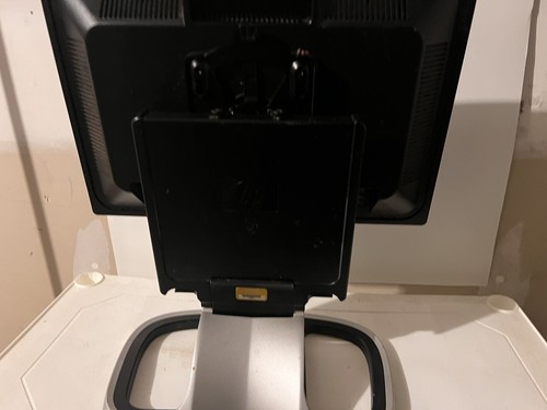 HP L1945w 19" flatscreen desktop LCD Monitor VGA DVI USB parts - Picture 5 of 6