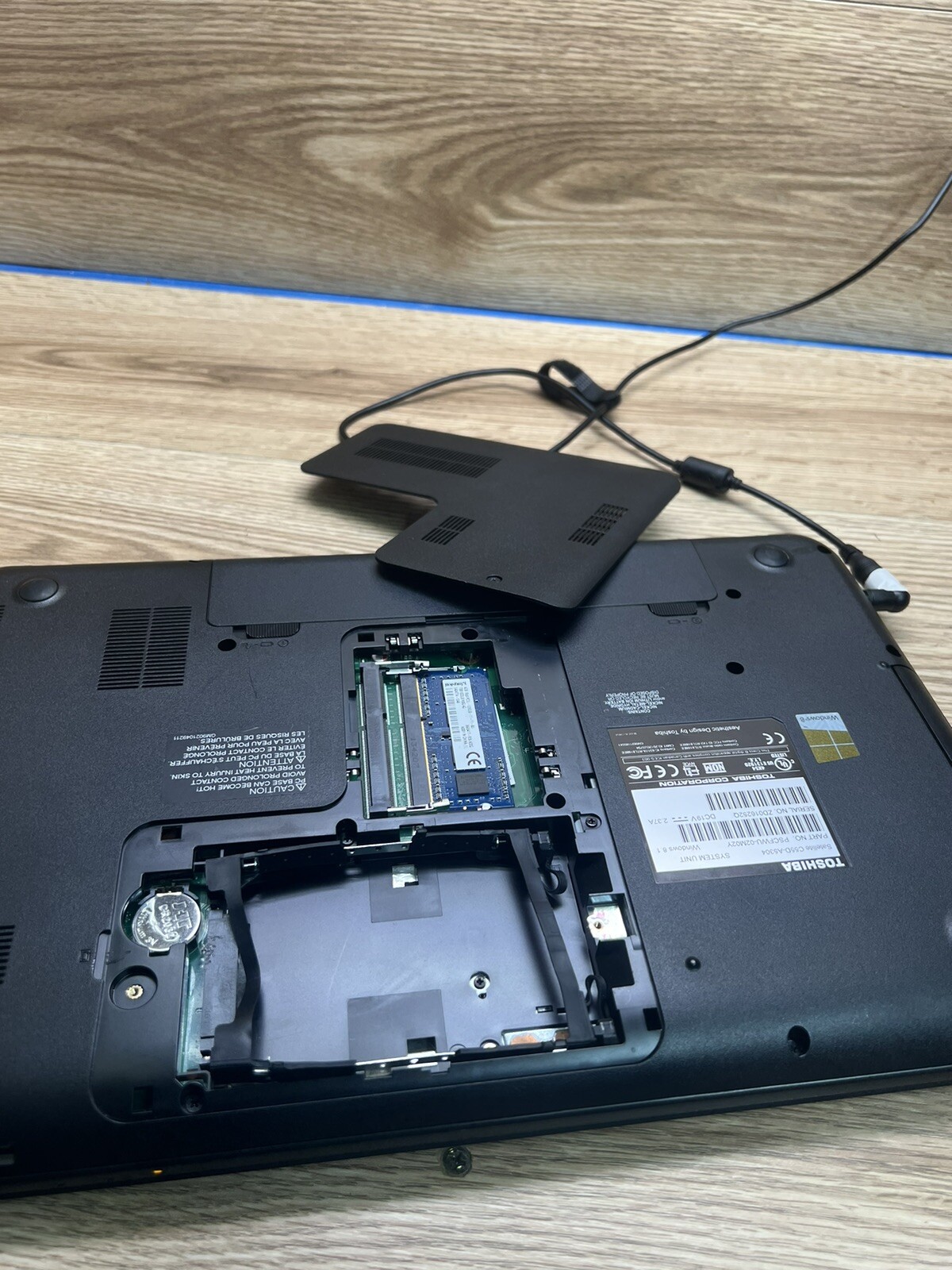 Toshiba Satellite C55D-A5304 15.6" Laptop AMD E1-2100 4GB No Hdd Screen Damage - Picture 15 of 17