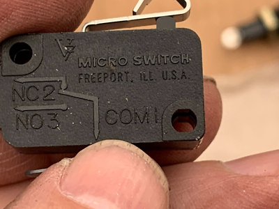 TDS Not for sale ピンバッチ① Honeywell Snap Action Switch NC2/NO3 1-2A-125VDC 11A P/N V7-1B17D8