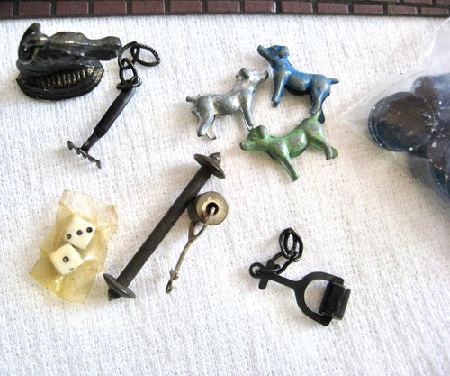 PUPPENHAUS Miniatur Geschirr Granitgeschirr Lampen Victrola Hunde Würfel Ziegel Weg - Bild 7 von 7