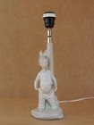 VINTAGE LAMPENFUß TISCHLAMPE KINDER LAMPE PORZELLAN JUNGE FIGUR ( LLADRO ? )