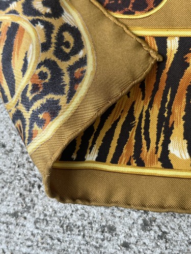 Vintage GUCCI Silk Scarf Horsebid Animal Print Chain Made in Italy Base 34 inch - Picture 8 of 9