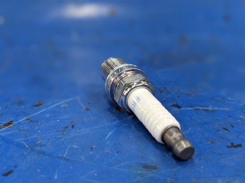 Spark Plug Mitsubishi MN163235 NGK FR5EI Brand New Genuine OEM - Foto 2 di 2