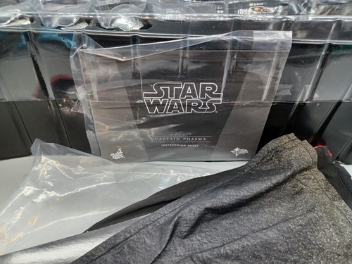 Hot Toys Star Wars MMS328 Captain Phasma - Picture 10 of 19