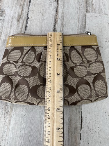 Muñequera pequeña Coach Signature de jacquard con ribete de cuero marrón tostado - Imagen 14 de 18