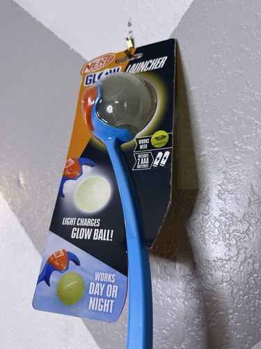 Nerf Dog LED Glow Ball Launcher Dog Toy Hands Free Pickup With Built In Light - Picture 3 of 7