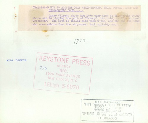 1957 Original Foto Schauspielerin Diane Cilento posiert baden klatschnass am Filmset - Bild 2 von 2