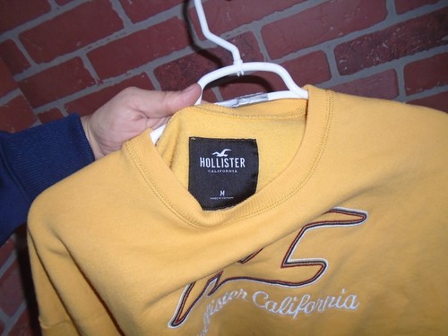 HOLLISTER WOMANS CROPPED CREWNECK SWEATSHIRT SIZE MEDIUM-HAS FLAW - Picture 3 of 4