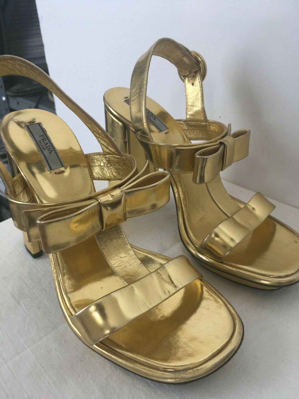 Prada -guldstaplade plattformsdrag med pilbågsstorlek 37 utmärkt skick Prada -guldstaplade plattformsdrag med pilbågsstorlek 37 utmärkt skick