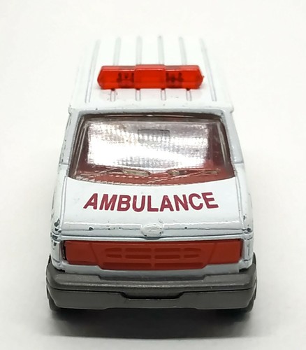 Majorette Ford Econoline White Ambulance 1/63 (3") Pre-Owned 001 - Picture 3 of 8