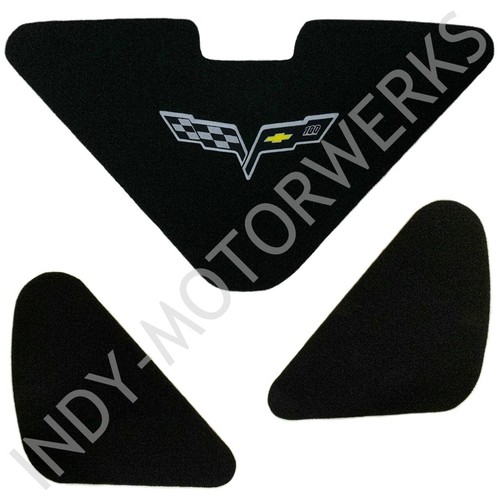 KIT DE 3 PIEZAS EMBLEMA BANDERA CRUZ 100 ANIVERSARIO FORRO TAPA MALETERO CORVETTE C6 - Imagen 3 de 7