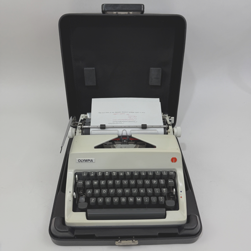 1973 Olympia SM9 De Luxe Portable Typewriter - Case - Cursive type