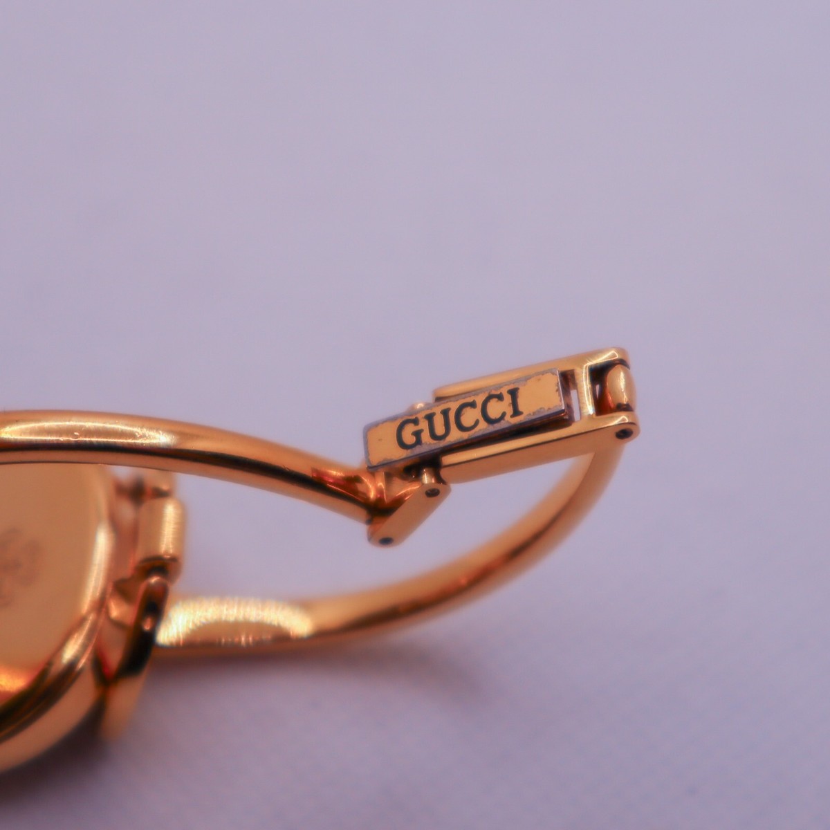 Near MINT Vintage GUCCI 1600 Shell Dial Gold Quartz Ladies