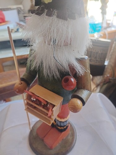 Vintage Räuchergefäß aus Holz mit Pfeife und Hase in Kiste auf seiner Truhe. Mit Seil süß - Bild 11 von 20