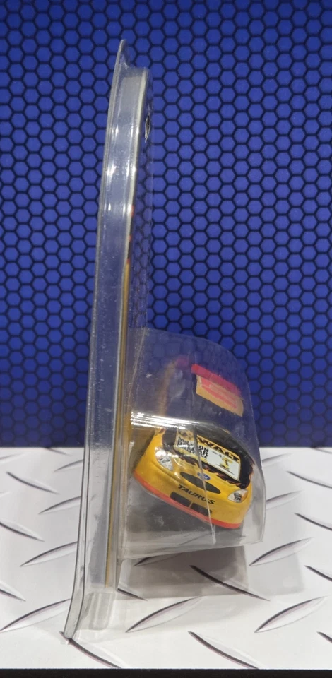 1/64 Team Caliber Pit Stop 2002 Matt Kenseth #17 DeWALT Million Dollar Challenge - Image 3 of 4