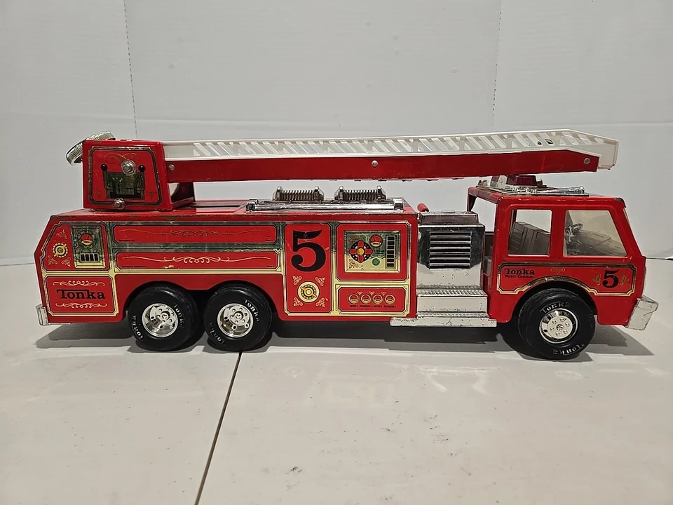 Camión de bomberos Tonka de acero de colección #5 cañón de agua 33105A con escalera de trabajo Foto 3 de 4