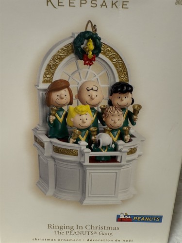 HALLMARK KEEPSAKE MAGIC RINGING IN CHRISTMAS THE PEANUTS GANG ORNAMENT - Picture 3 of 10