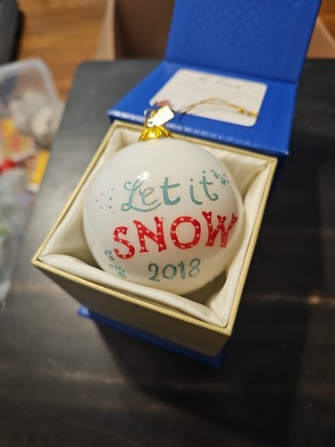 Pier 1 Li Bien 2018 Dog Let It Snow Glass adorno de Navidad INCLUYE CAJA - Imagen 2 de 3