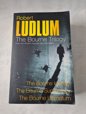 The Bourne Trilogy Robert Ludlum 3 Books 1 Omnibus Identity/Supremacy/Ultimatum