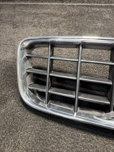 2005 Volvo XC90 Front Center Grille OEM 8620641 - Picture 6 of 8