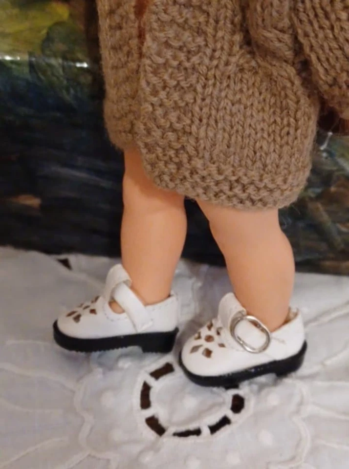 Scarpine bianche traforate in similpelle per bambole tipo mini Furga L o Eva - Immagine 2 di 2