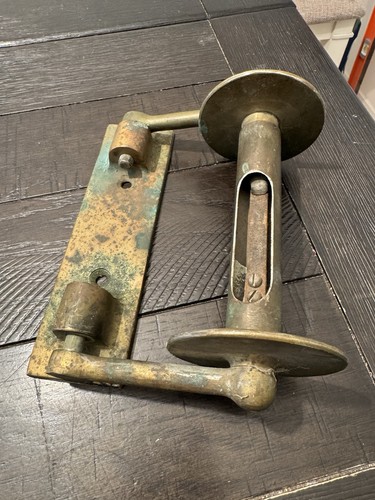Accesorio de baño con soporte de papel higiénico vintage antiguo original de bronce - Imagen 2 de 7