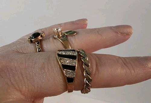 Juego de 4 anillos de cristal esmaltado negro dorado tamaños mixtos - Imagen 2 de 11