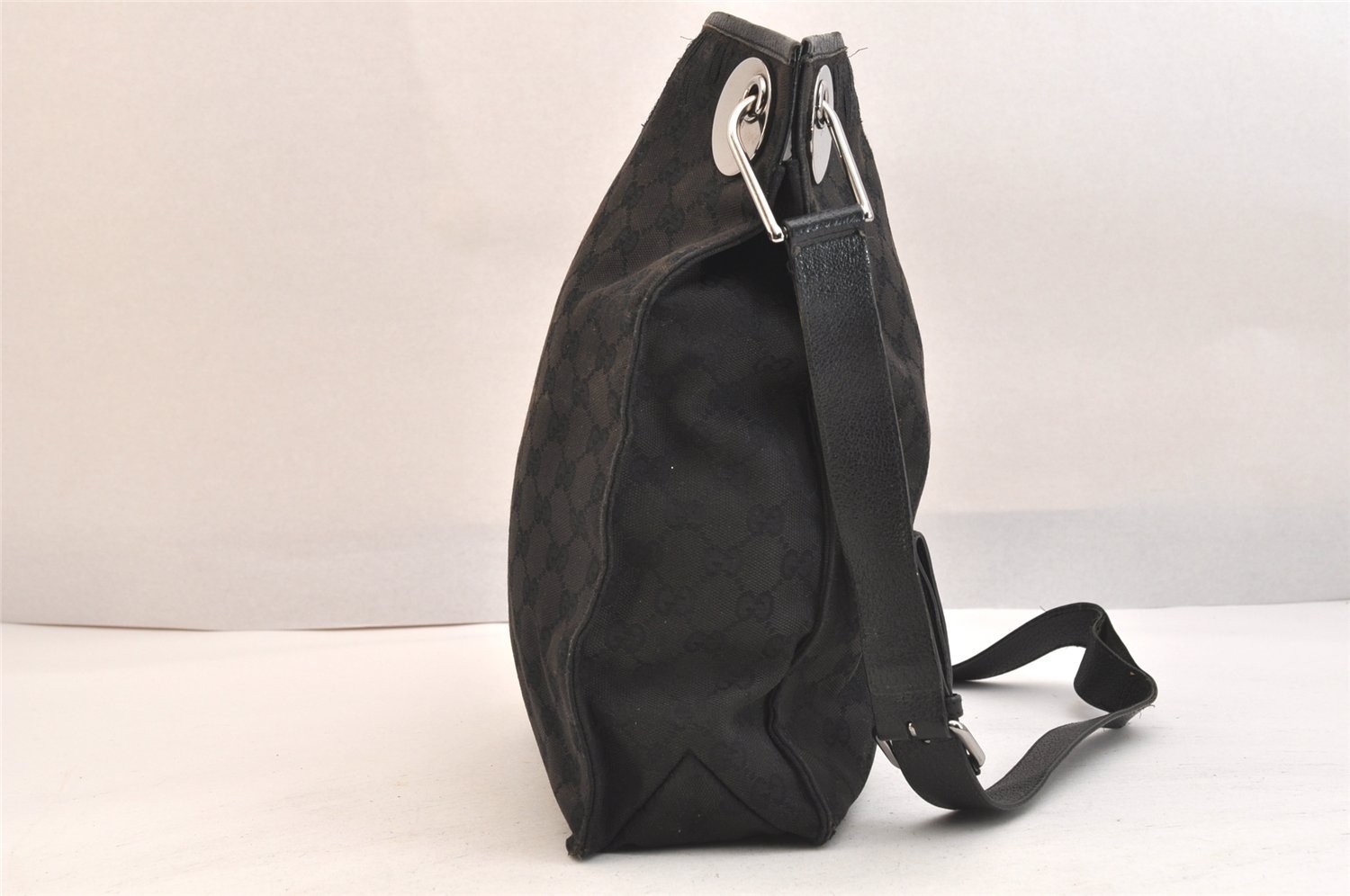 Authentic GUCCI Eclipse Shoulder Cross Bag GG Can… - image 5