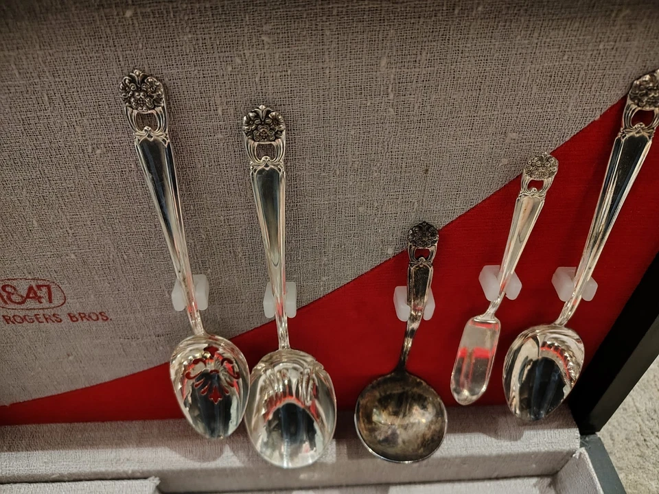 1847 ROGER Bros ETERNALLY YOURS IS Set Silverware Set  Service for 12  - Image 3 of 4