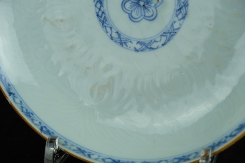 Blue and white pair chinese plates porcelain carved flowers 18th Century Qing  . - Picture 9 of 20