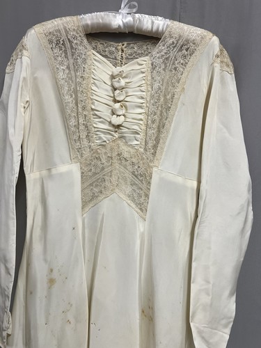 1940’s Taffeta Wedding Gown - Lace & Roset Accents - Picture 16 of 16