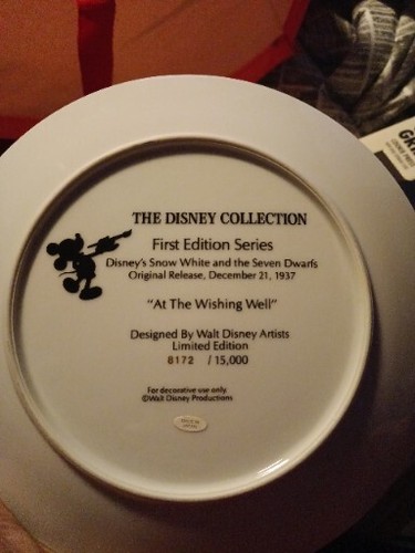 Disney's Snow White and the Seven Dwarfs AT THE WISHING WELL First Edition Plate - Picture 3 of 3