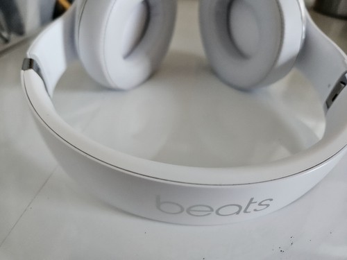 Authentic Beats by Dr. Dre Studio2 Wireless Headphones (Gloss White) MP1G2AM/A - Picture 10 of 13