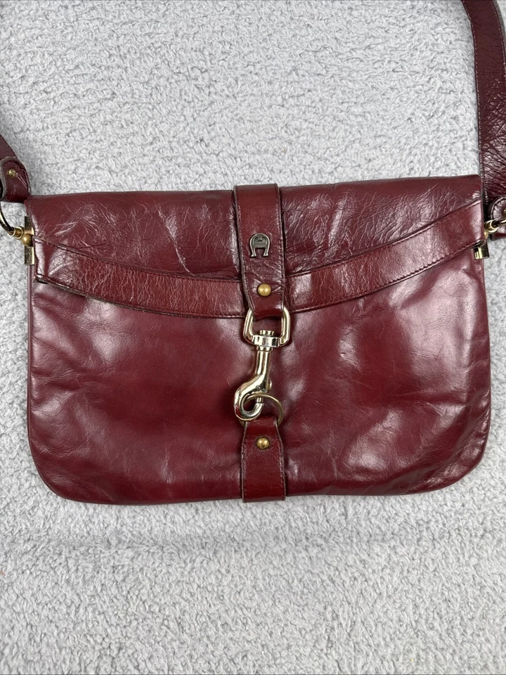 Cartera de hombro vintage años 80 Etienne Aigner hecha a mano con logotipo de cuero sangre de buey con morror Foto 2 de 4