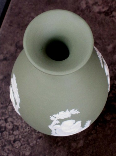 Vintage Wedgwood salbeigrüner Jaspis Ware Amor (vier Jahreszeiten) Knospenvase (1967) - Bild 3 von 4