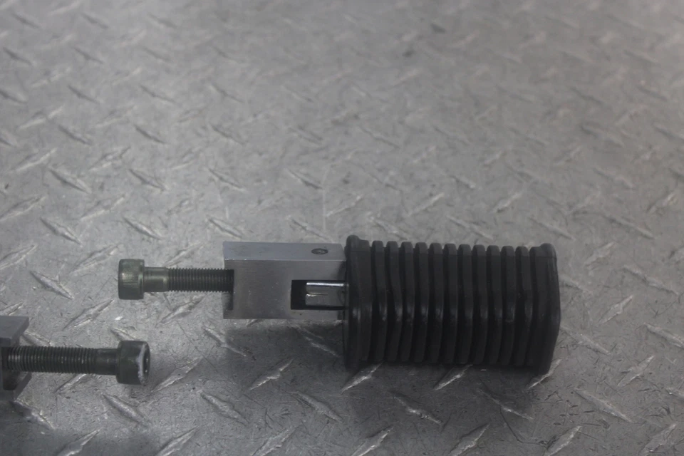 Juego de estriberas traseras Suzuki Savage 650 LS650P 1999 43600-24B00 43700-24B00 Foto 3 de 4